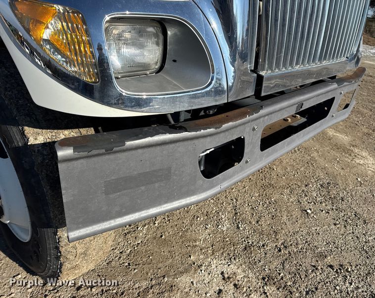 image for item DW6717 2003 International 7400 utility / service truck