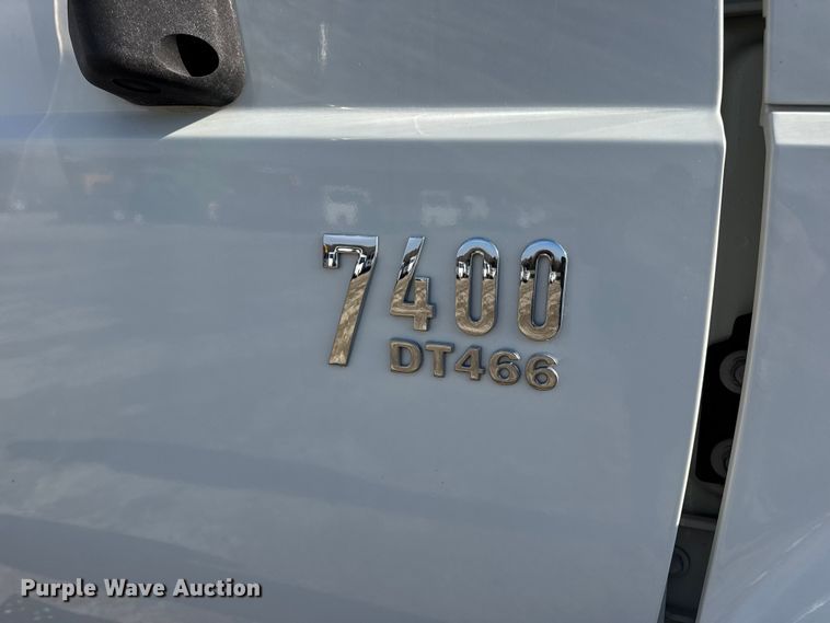 image for item DW6717 2003 International 7400 utility / service truck