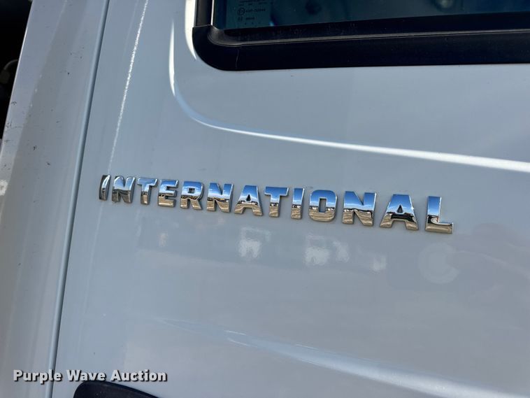 image for item DW6717 2003 International 7400 utility / service truck