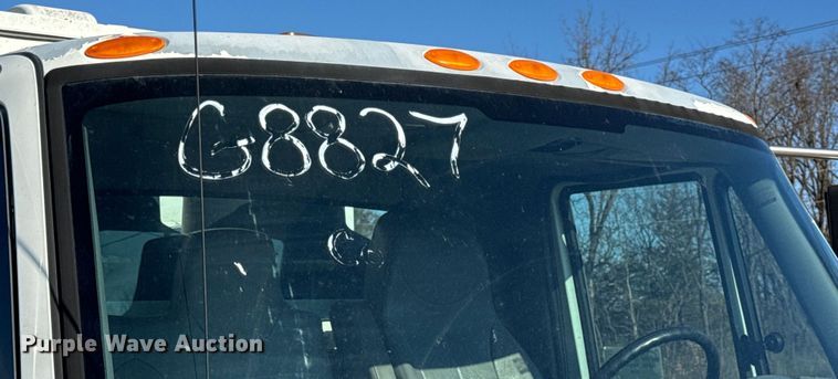 image for item DW6717 2003 International 7400 utility / service truck