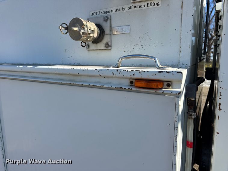 image for item DW6717 2003 International 7400 utility / service truck