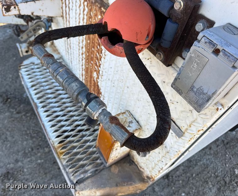 image for item DW6717 2003 International 7400 utility / service truck