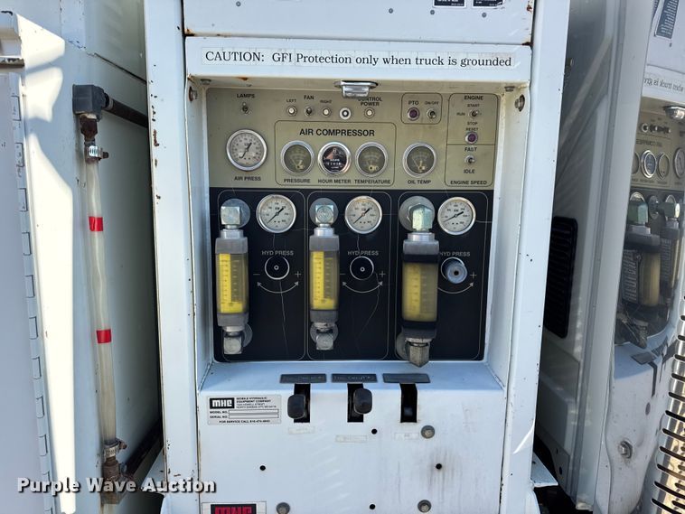 image for item DW6717 2003 International 7400 utility / service truck