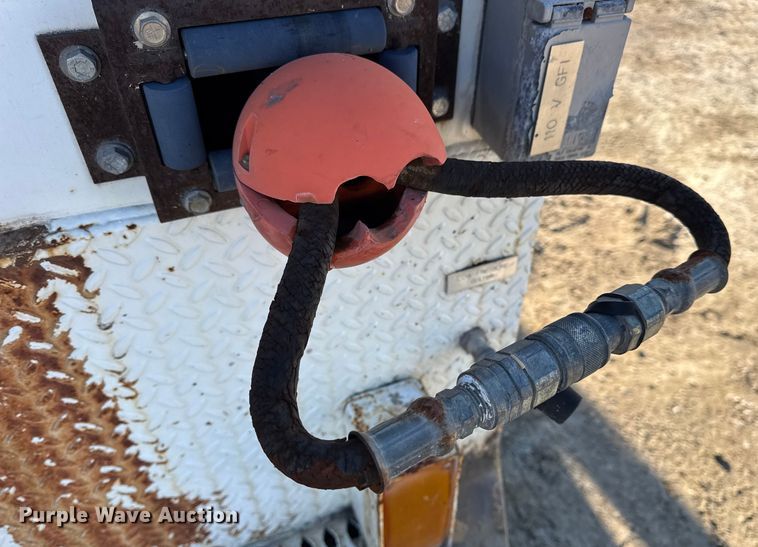 image for item DW6717 2003 International 7400 utility / service truck