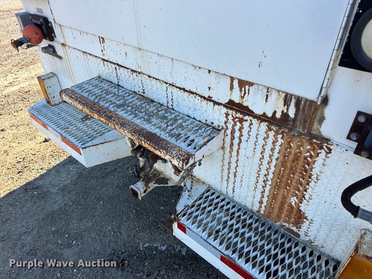 image for item DW6717 2003 International 7400 utility / service truck