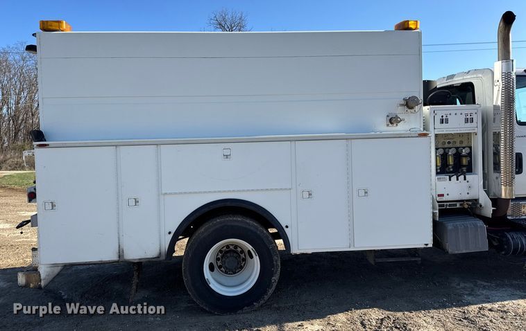 image for item DW6717 2003 International 7400 utility / service truck