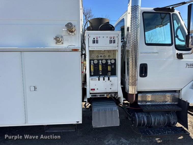 image for item DW6717 2003 International 7400 utility / service truck