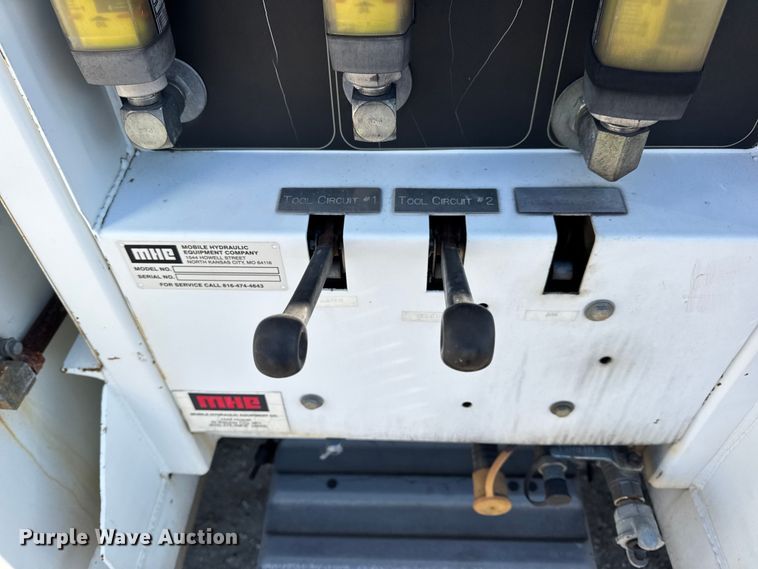 image for item DW6717 2003 International 7400 utility / service truck