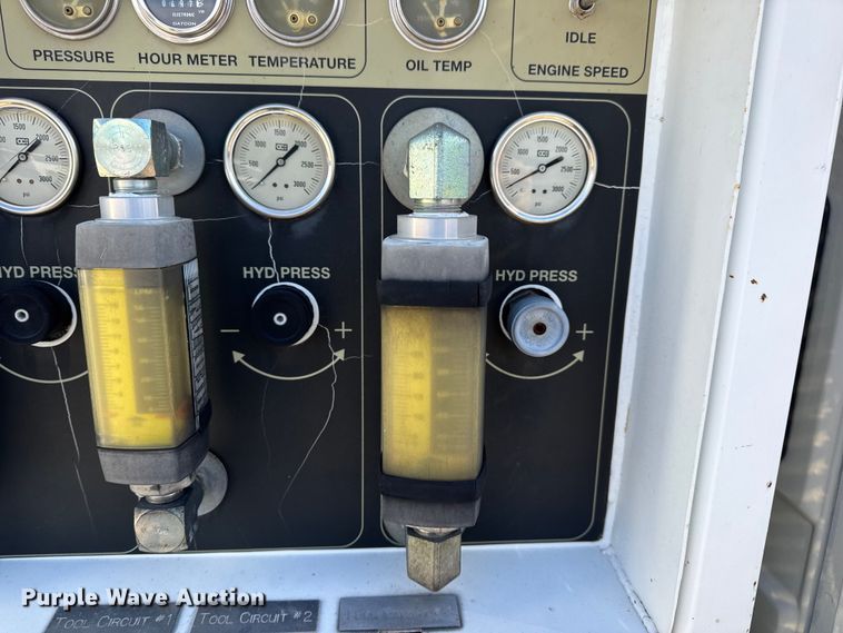 image for item DW6717 2003 International 7400 utility / service truck