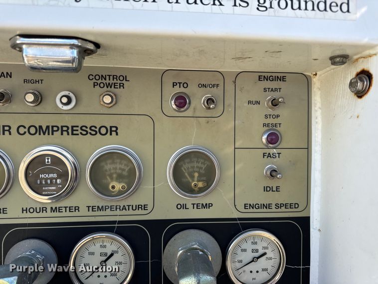 image for item DW6717 2003 International 7400 utility / service truck