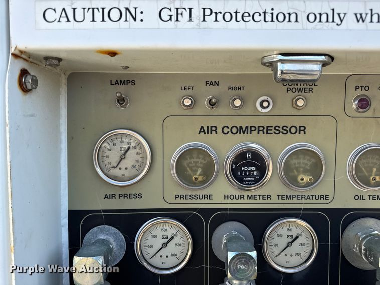 image for item DW6717 2003 International 7400 utility / service truck