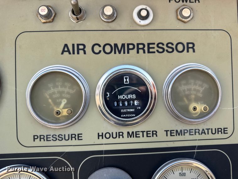 image for item DW6717 2003 International 7400 utility / service truck