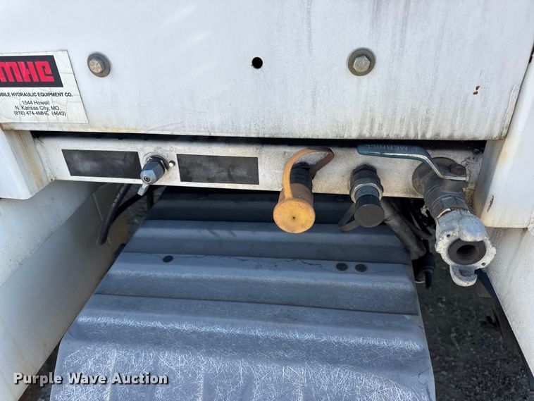 image for item DW6717 2003 International 7400 utility / service truck