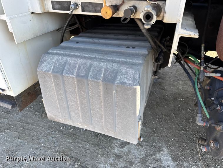 image for item DW6717 2003 International 7400 utility / service truck