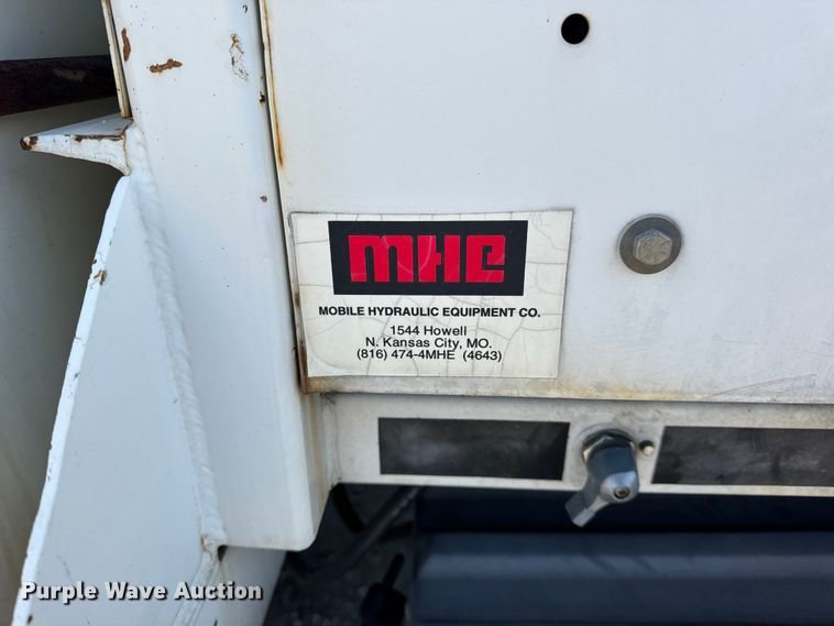 image for item DW6717 2003 International 7400 utility / service truck