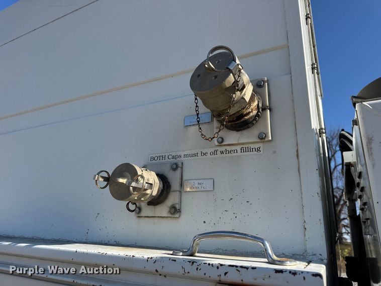 image for item DW6717 2003 International 7400 utility / service truck