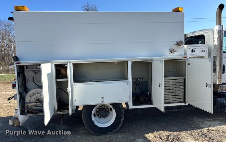 image for item DW6717 2003 International 7400 utility / service truck