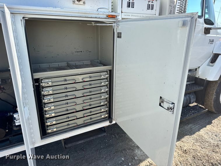 image for item DW6717 2003 International 7400 utility / service truck