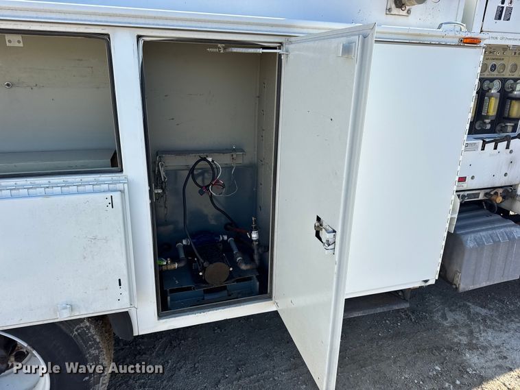 image for item DW6717 2003 International 7400 utility / service truck