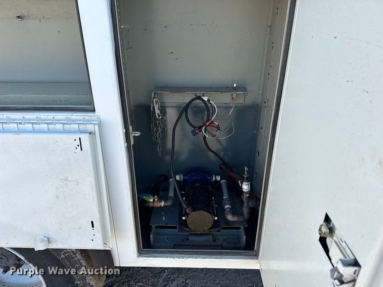 image for item DW6717 2003 International 7400 utility / service truck