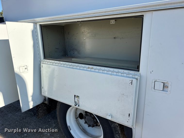 image for item DW6717 2003 International 7400 utility / service truck