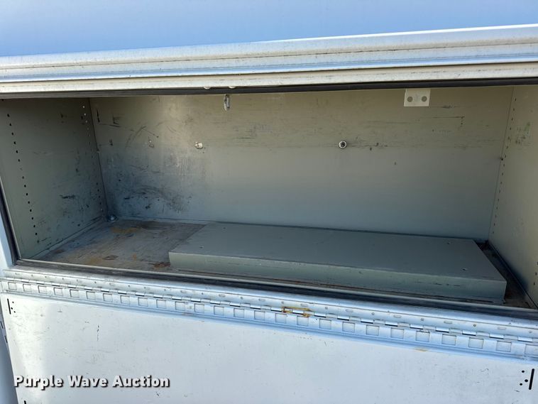 image for item DW6717 2003 International 7400 utility / service truck