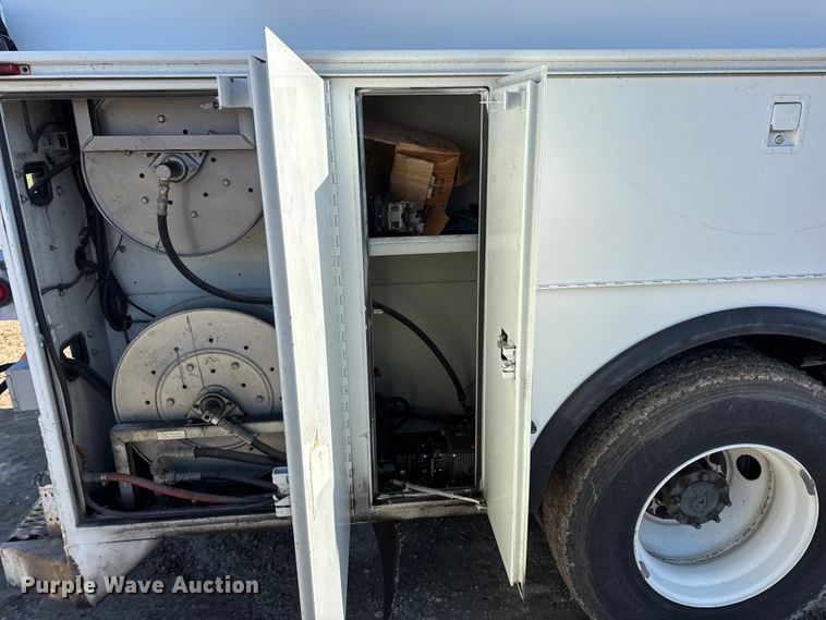 image for item DW6717 2003 International 7400 utility / service truck