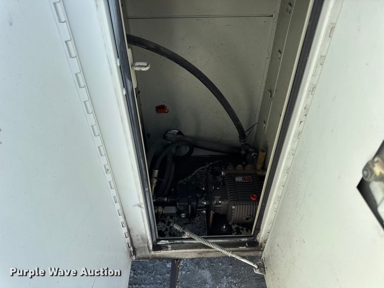 image for item DW6717 2003 International 7400 utility / service truck