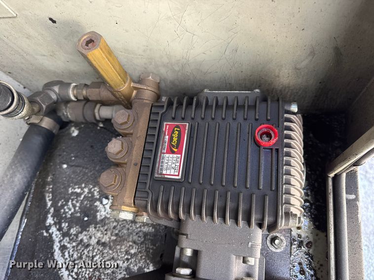 image for item DW6717 2003 International 7400 utility / service truck