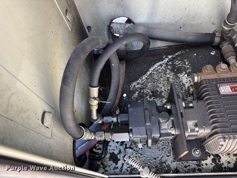 image for item DW6717 2003 International 7400 utility / service truck