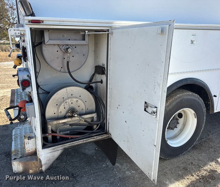 image for item DW6717 2003 International 7400 utility / service truck