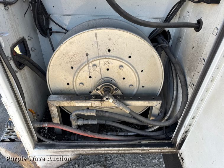 image for item DW6717 2003 International 7400 utility / service truck