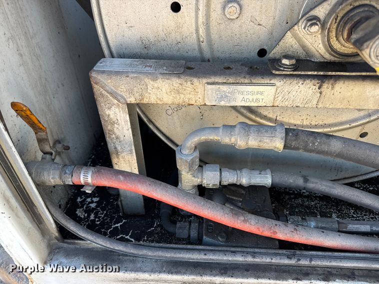 image for item DW6717 2003 International 7400 utility / service truck