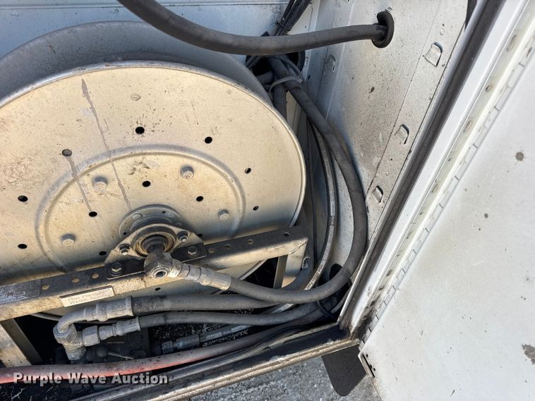 image for item DW6717 2003 International 7400 utility / service truck