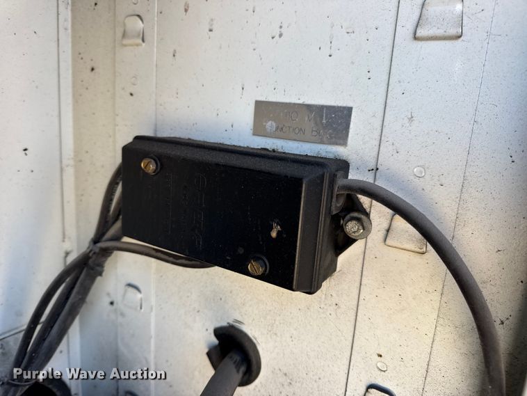 image for item DW6717 2003 International 7400 utility / service truck