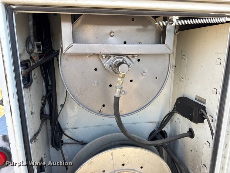 image for item DW6717 2003 International 7400 utility / service truck