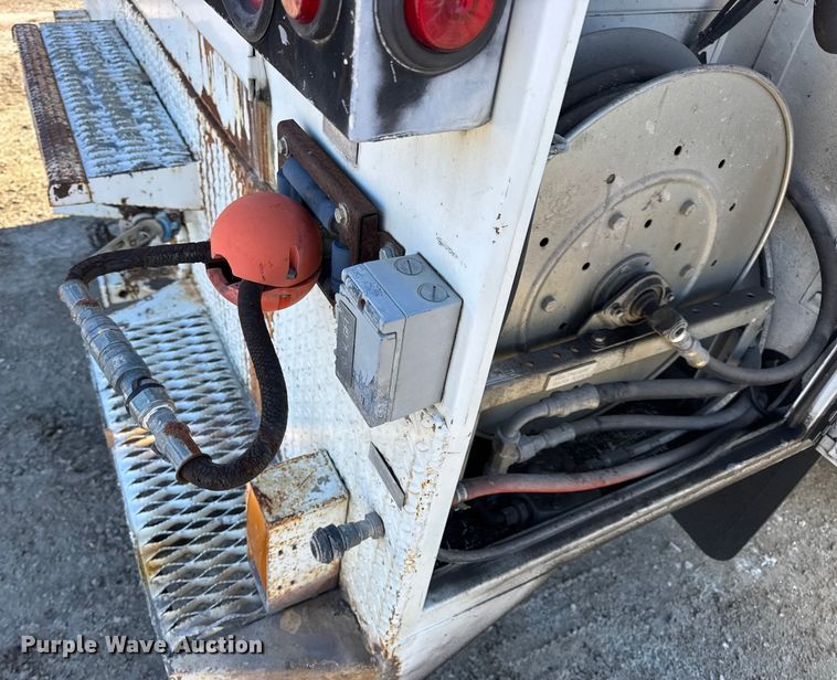 image for item DW6717 2003 International 7400 utility / service truck