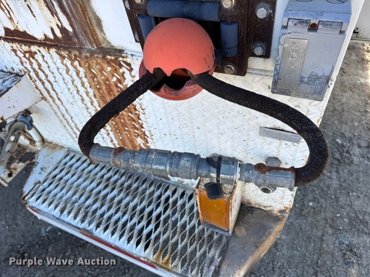 image for item DW6717 2003 International 7400 utility / service truck