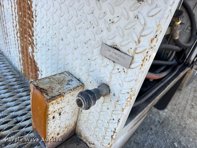 image for item DW6717 2003 International 7400 utility / service truck