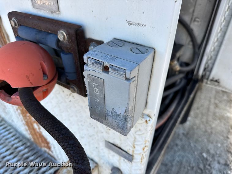 image for item DW6717 2003 International 7400 utility / service truck