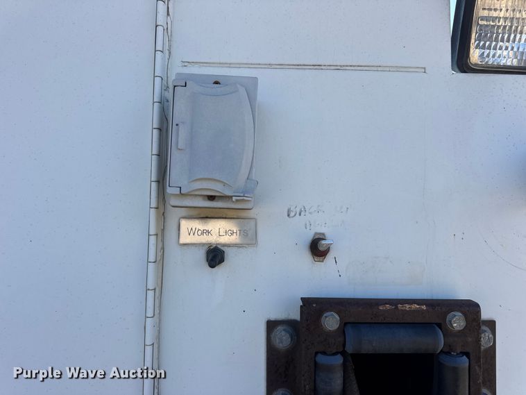 image for item DW6717 2003 International 7400 utility / service truck