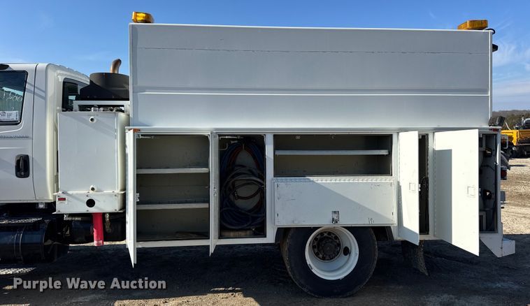 image for item DW6717 2003 International 7400 utility / service truck