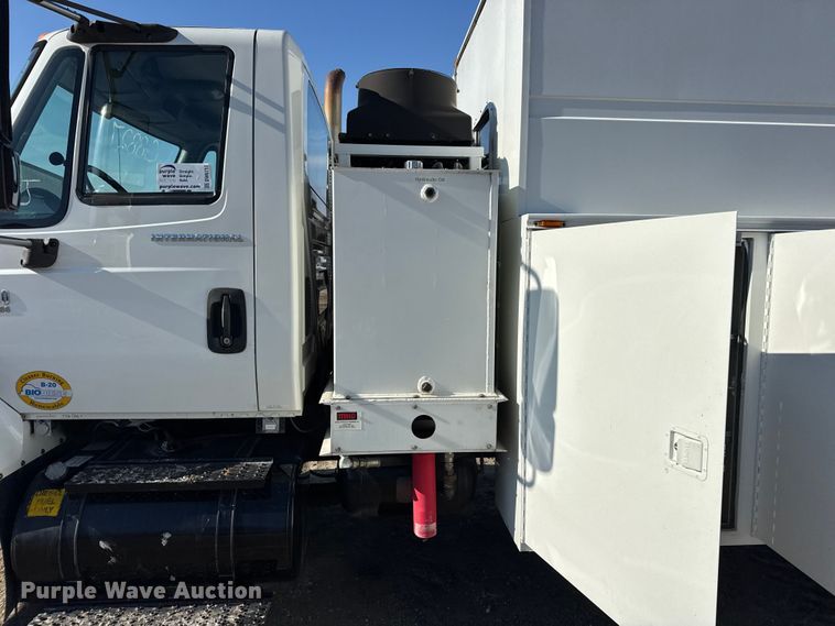 image for item DW6717 2003 International 7400 utility / service truck