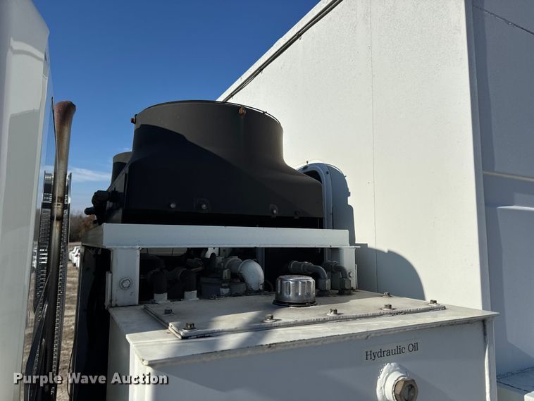 image for item DW6717 2003 International 7400 utility / service truck