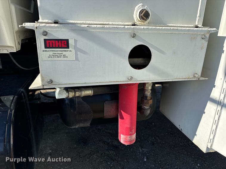 image for item DW6717 2003 International 7400 utility / service truck