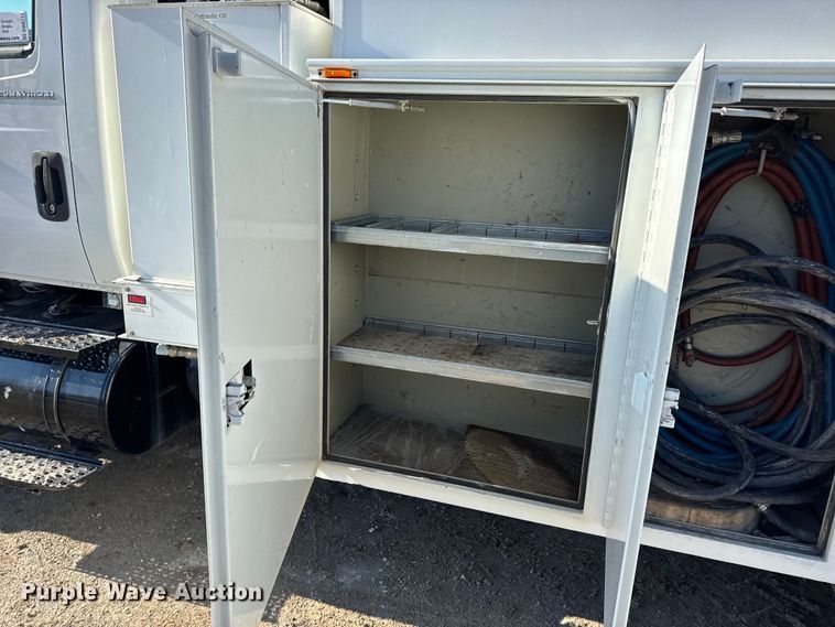 image for item DW6717 2003 International 7400 utility / service truck