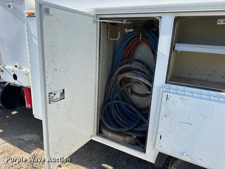 image for item DW6717 2003 International 7400 utility / service truck