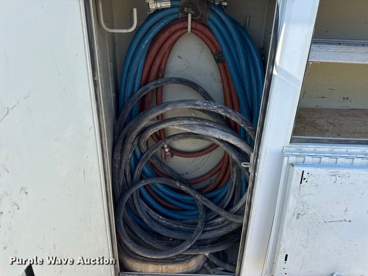 image for item DW6717 2003 International 7400 utility / service truck