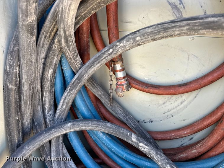 image for item DW6717 2003 International 7400 utility / service truck