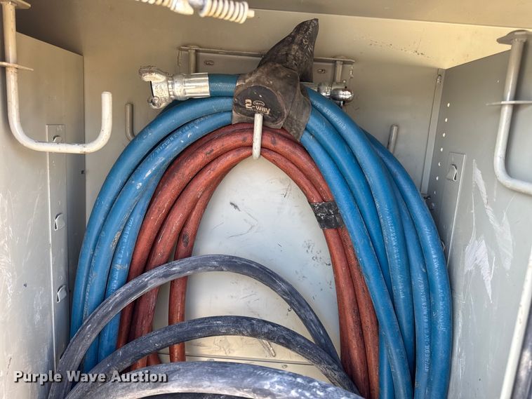 image for item DW6717 2003 International 7400 utility / service truck